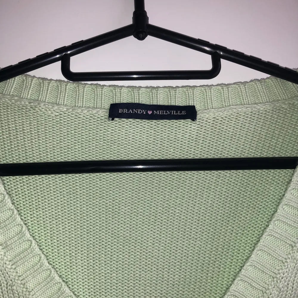 NY ALDRIG ANVÄNT brandy Melville Leigh sweater pastel-grön. Orginalpris är 382 SEK.. Stickat.