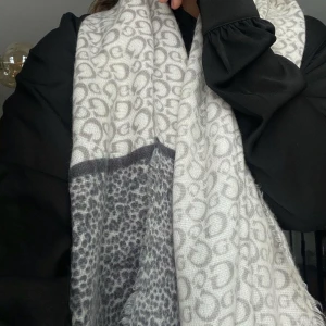 Guess sjal - Guess sjal