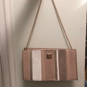 River island axelväska - Säljer denna supersnygga väskan då den inte kommer till användning. Köpte den från River Island för 500kr för ett tag sedan. Säljer för 45kr, då den är lite smutsig på baksidan, men ingenting som märks. Skicka gärna ett meddelande om du har några frågor:))