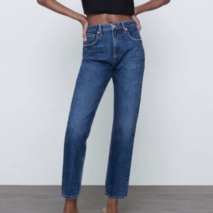Jeans från Zara! - Snygga Jeans från Zara som endast är använda en gång! Skriv privat för egna bilder. Har klippt av längst ner för att få en fransig kant. Frakt tillkommer på 66 kr🤍 