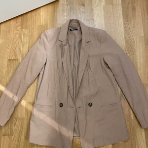 Beige Kavaj - Säljer denna beiga kavaj, oversize i storleken. Fortfarande i jätte bra skicka, kan behöva strykas bara🤣 Bud från 90kr. jag står inte för fraktkostnaden 