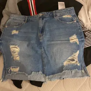 Jeans kjol ifrån Nelly storlek 40. Bra skick sälj pga för liten 