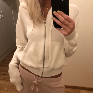 Stickad hoodie H&M - Vit stickad hoodie från H&M, jättefin och mysig, inga fläckar eller så dock blivit lite nopprig vid sidorna pga att man drar emot med ärmarna men inget man tänker på och går att plocka bort! Står inte för frakt💗