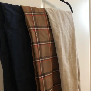 Kostymbyxor - H&M - Har tre par kostymbyxor som jag tänkte sälja pga för små :) 70 kr styck eller alla för 190 kr 🌈  kan även skickas. Detta är annons 1/3