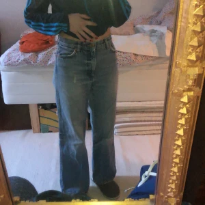 Monki byxor  - Byxor från monki som tyvärr inte kommer till användning längre. Sitter skit snyggt i midjan o är en baggy modell. Dom går ner till mina fötter och jag är 155. Storleken är 24. Bra skick. Har små fläckar av rosa färg som ej går bort (sista bilden). 