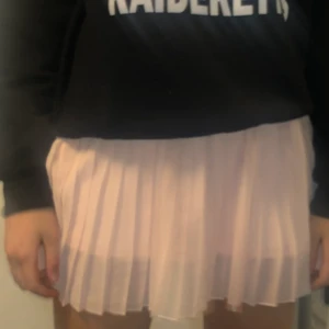 Tennis kjol - Ljusrosa Kjol från NAKD. Storlek Xxs men passar mig som har S Använd fåtal gånger. Om fler intresserade buda i kommentarerna. 💗💗