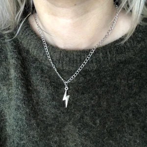 Blixt halsband  - Super coolt halsband! 75kr (frakten är inkluderad i priset). Kontakta mig vid frågor eller intresse💓💓(finns även i guld)⭐️