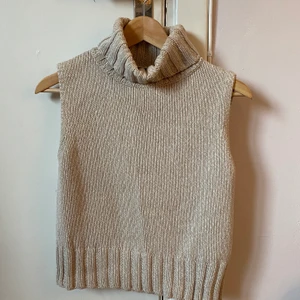 Beige Swetervest stl S - Superfin sweater vest med polokrage i 100% bomull. Stl 38/40 men passar ca S-M beroende på önskad passform. frakt tillkommer på 66kr🖤
