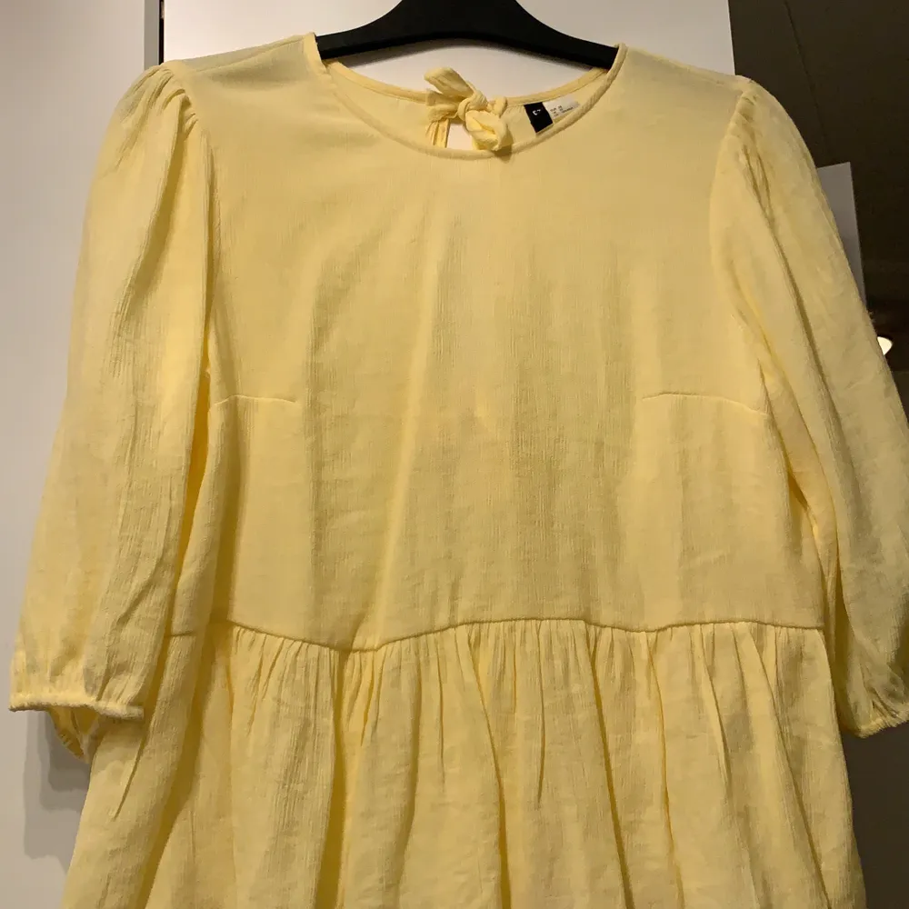 Gul blus, jättefin material. . Puserot.