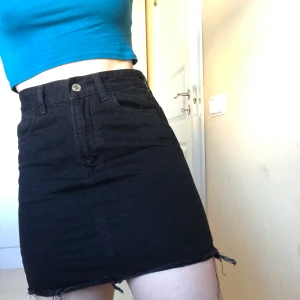 Svart jeanskjol - Jeanskjol från hm i storlek 36 som inte är använd så mycket och i bra skick! Skriv till mig innan ni klickar på köp nu 