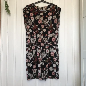 Maison Scotch klänning - Klänning från Maison Scotch med justerbar midja i storlek två vilket motsvarar ca M. Använd ett fåtal gånger och är i jättefint skick💗 