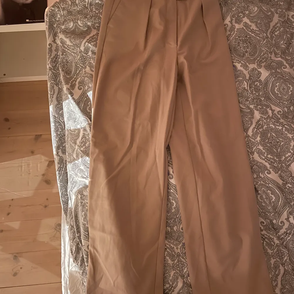Beiga kostymbyxor från NA-KD. Har ni frågor är det bara att skriva🤍🤍🤍 länken till byxorna: https://www.na-kd.com/sv/na-kd/pleated-trousers-beige. Jeans & Byxor.