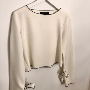 - - Säljer denna superfina blus som nästan aldrig används. Den ser ut som när jag köpte den och har inga fläckar eller märken alls!! Knytena i ärmarna kan man även knyta på lite olika sätt hur man vill  🤩💕