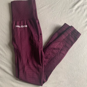 NYA relode tights  - Endast prövade reloadtights från deras power seamless kollektion. Endast provade men tyvärr försmå och förträngde att jag behövde skicka tillbaka dem lite för länge. Färgen heter red på hemsidan men jag skulle säga att den har mycket lila toner i sig