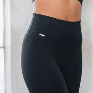 Aimn ribbed seamless tights  - säljer dessa tränings tights från aimn, de är endast använda ett fåtal gånger och säljer dem endast för att de är för stora på mig tyvärr! Superfina och funkar till träning men även snygga att bara ha annars med❤️ nypris var 599kr