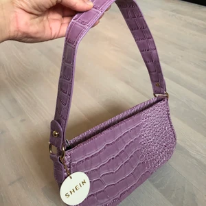Lila väska från Shein - Enkel väska från Shein med krokodilmönster. Aldrig använd 