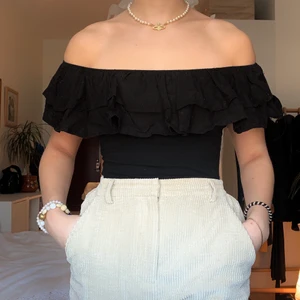 Svart topp - Säljer denna fina svarta off-shoulder topp som inte kommer till användning!! Materialet är stretchigt och passar därmed även en storlek S💞 köparen står för frakten men jag möter även upp i Lund💞
