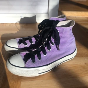 Lila converse - Säljer dessa trendiga lila converse. De är använda men i bra skick. Finns någon slitning på märket. Säljer då de tyvärr är lite små för mig.