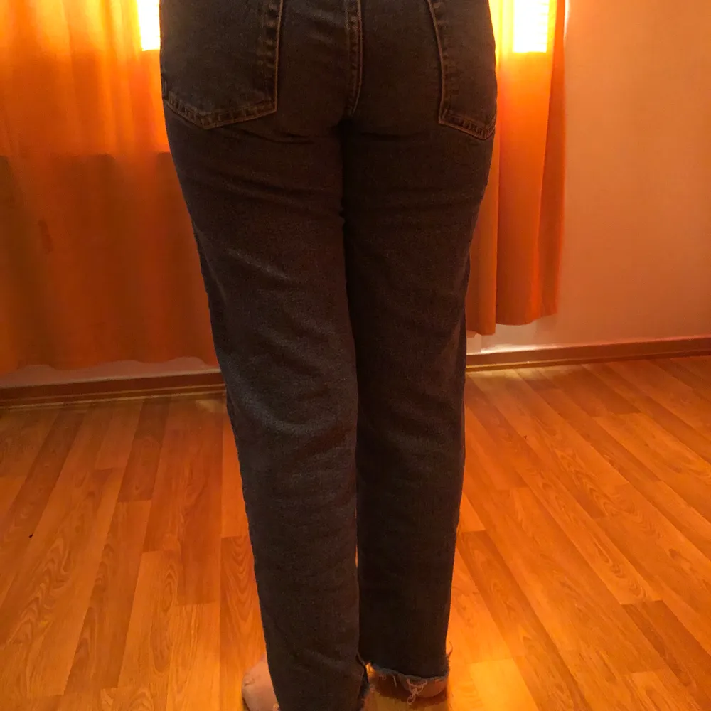 Ett par blåa jeans från hm som är raka. Dom passar min kusin som är 145 cm lång och de passar mig men de är lite korta och jag är 156 cm. . Jeans & Byxor.