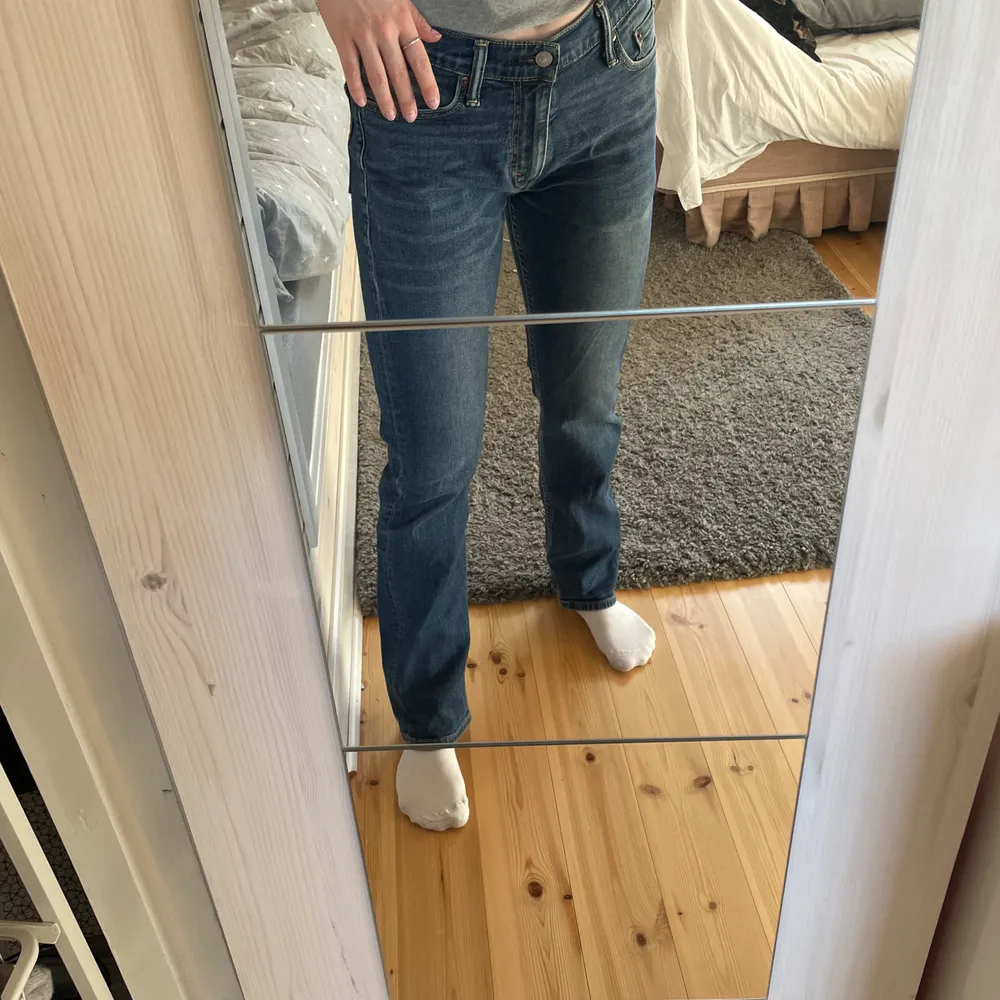 Snygga populära jeans. Passar perfekt på mig som är 168 cm! Kan mötas upp i centrala Stockholm annars står köparen för frakt☺️. Jeans & Byxor.