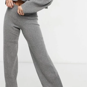 Bershka byxor - Skitsnygga grå ribbade byxor från Bershka. De är jättesköna o sitter perfekt! De går en bit över skorna på mig som är 164. Säljer för jag ej använder dom. Och de är knappast använda och slutsålda på asos.