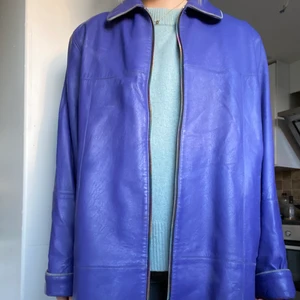 Oversize skinnjacka  - Lila/blå (mer lila i verkligheten) skinnjacka från humana! Möts i Stockholm stan annars står köparen för frakten🥰