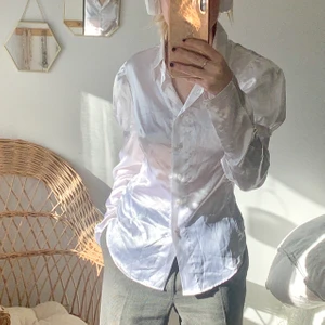 blus i silkesliknande tyg - Blus i ett silkesliknande tyg, med vackra armdetaljer! 