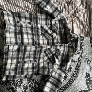 Rutig jacka - En fin och helt oanvänd rutig jacka från Zara.🥰