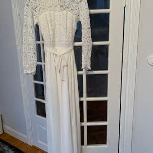 Mycket vacker långklänning från Asos.com. Lappen kvar, aldrig använd!  Klänningen är ordentligt lång, kan lätt kortas av om det skulle behövas. 