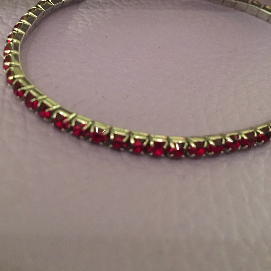 Silverarmband med röda stenar