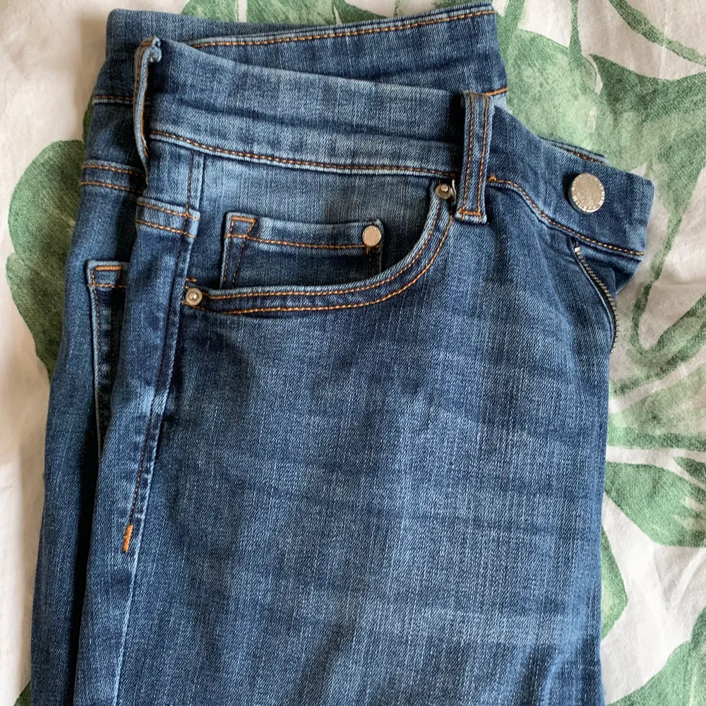 Det här är mörka blåa jeans med storleken 28/32 som motsvarar S/M enligt Google(lol). Väldigt bekvämt och stretchigt material. De är även högmidjade. De är dock avklippta för de var för långa för mig.. Jeans & Byxor.