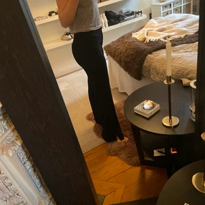 Kostymbyxor  - Så snygga kostymbyxor med fräsch slits på båda sidor där nere. Spårbar frakt tillkommer - 66kr😊