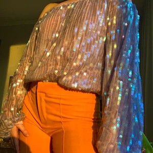 Glittrig off shoulder Blus / Body  - Paljett off shoulder body, perfekt när man vill stå i centrum. Använt 1 gång. Glittrar SÅ fint i ljuset man syns från rymden😍 Passar 36/38 