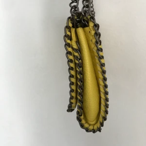 Stella McCartney inspirerad väska! - Säljer dena coola gula väska med inspo av Stella McCartney! Väskan är använd fåtal gånger och är därav i fint skick. Bandet är dubbelt så långt o går att dra över axeln. Har även en likadan i svart. 