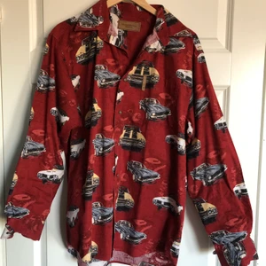 Mönstrad skjorta - Skitfrän skjorta köpt på Second hand. Storlek står ej men skulle tippa på L. Den har inga brister trots att den är köpt Second hand, har själv bara använt den en gång. Kontakta mig om intresserad.