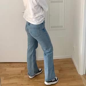 Vida jeans från H&M i storlek 27. Mellanhög midja och i ett stretchigt men väldigt rejält material. Jag är 170cm lång