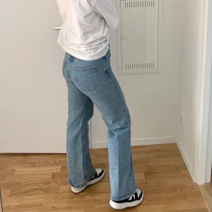 Vida jeans - Vida jeans från H&M i storlek 27. Mellanhög midja och i ett stretchigt men väldigt rejält material. Jag är 170cm lång