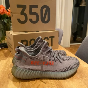Adidas Yeezy 350 v2 ”beluga 2.0” (budgivning) - Adidas Yeezy 350 v2 ”Beluga 2.0”      (EJ TVÄTTADE PÅ BILDERNA) skulle säga att de är runt en 8/10 cond om man tvättar dom . Strl- us 8. Eu 41 1/3. HÖGSTA BUD FÅR DOM, DE SKA BORT!