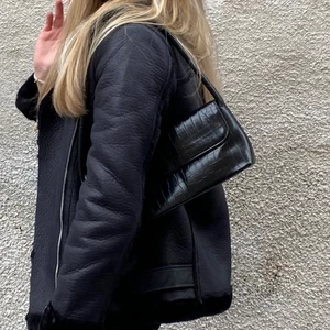 Väska - Väska från Nelly.com, använd Max 3 gånger, helt nyskick.