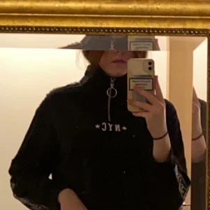 H&M Divided tröja strl S - Bra skick, nästan aldrig använd. Normal storlek S, jag är 168 cm lång och den sitter perfekt. Säljes då den bara har legat i min garderob ca 1,5 år. Nypris 100 kr