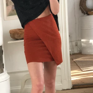 Orange kjol - Orange överlappande kjol i skönt material. Sitter tajt🧡 