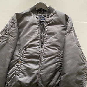 Armani bomber jacka - Säljer min Armani bomberjacka som är i väldigt fint skick och är endast använd ett fåtal gånger.