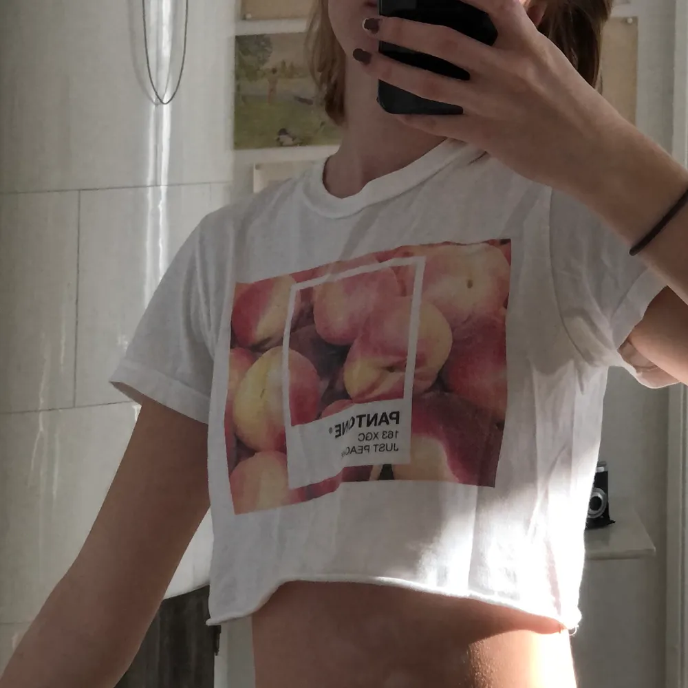 Vit croppad t-shirt med persikor på 🍑. T-shirts.
