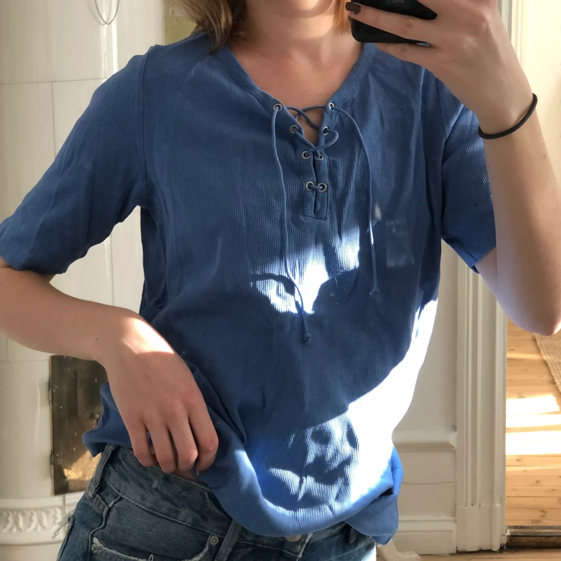 Blå tröja med knytning