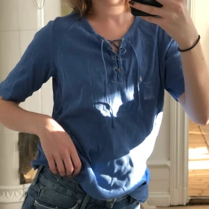 Blå tröja med knytning - Ljusblå t-shirt i ribbat material med knytning framtill💙