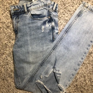 Jeans med slitningar i 34 - Boyfriend fit med slitningar Knappt använda och säljs då de är för små. Storlek: 34