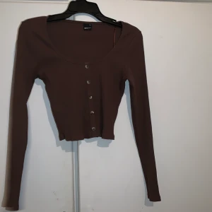 Brun topp från Gina Tricot - Änvänd fåtal gånger, skulle passa en L med eftersom den är stretchig. Minns inte vad jag köpte den för men säljer för 80kr och köparen står för frakten. 