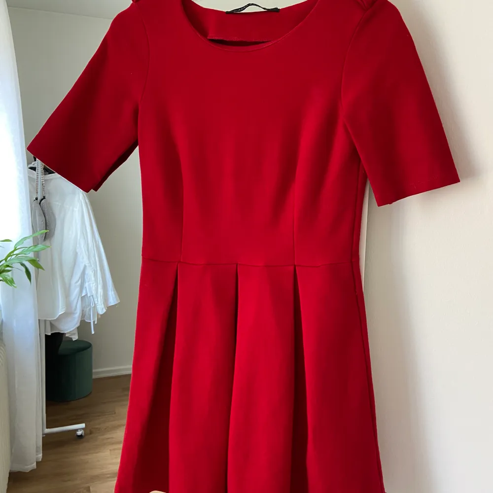 Röd strukturerad klänning från ZARA! Mjukt material men rätt tjockt. Denna klänningen var super poppis för några år sen, men är en klassisk modell som aldrig går ur mode! Kortare modell. Använd EN gång så i väldigt fint skick! . Klänningar.