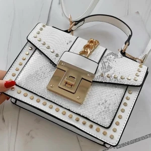 Väska  - Helt ny väska som inte kommer till användning.  Frakt ca 60 kr 