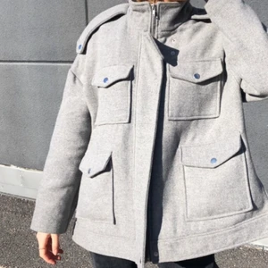 Jacka  - Nu säljer jag en super snygga vår jacka!!!☀️🤩🤩💕💕 köpte den för 1000kr från Gina tricot,  och använt den en gång💕☀️🤗😁 säljer den för 300kr + frakt 💕💕💞💞 storleken är S och jag ät en och 168 lång 🤠👩🏼‍🎤👩🏼‍🎤💕💕